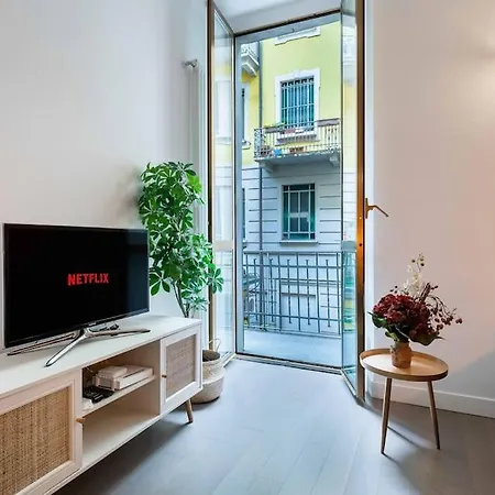 Central Station & Shuttle Airport Stop 2' Walk Milano