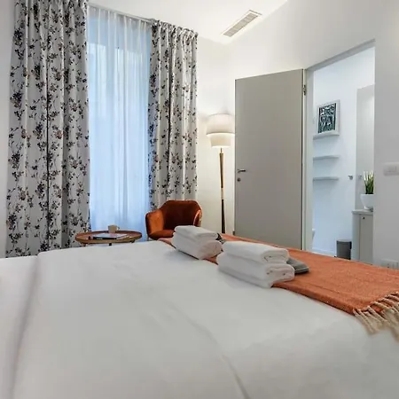 Central Station & Shuttle Airport Stop 2' Walk Daire Milano