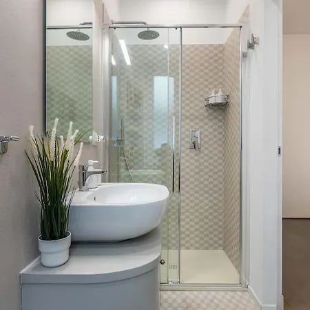 Daire Central Station & Shuttle Airport Stop 2' Walk Milano