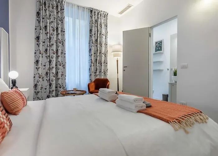 Central Station & Shuttle Airport Stop 2' Walk Daire Milano