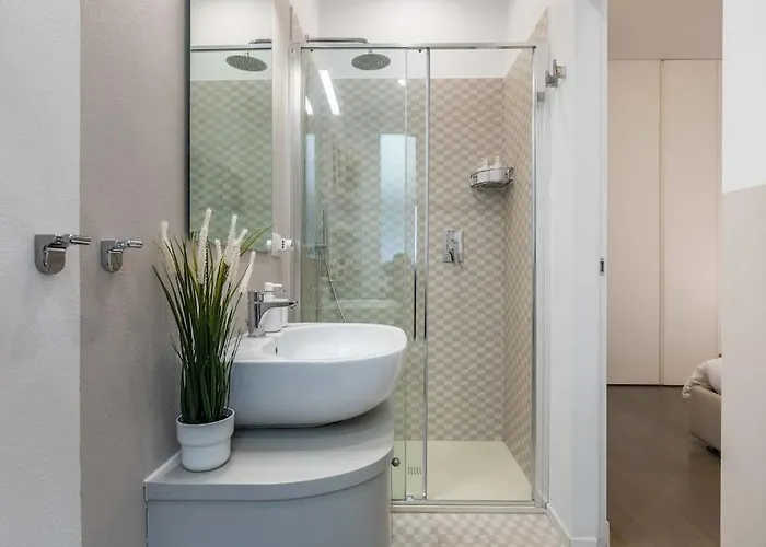 Daire Central Station & Shuttle Airport Stop 2' Walk Milano